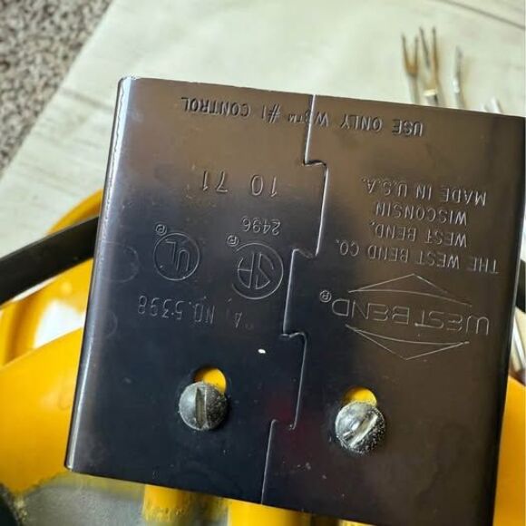 Vintage West Bend mustard yellow fondue pot with 11 pokers for dipping - Picture 9 of 10